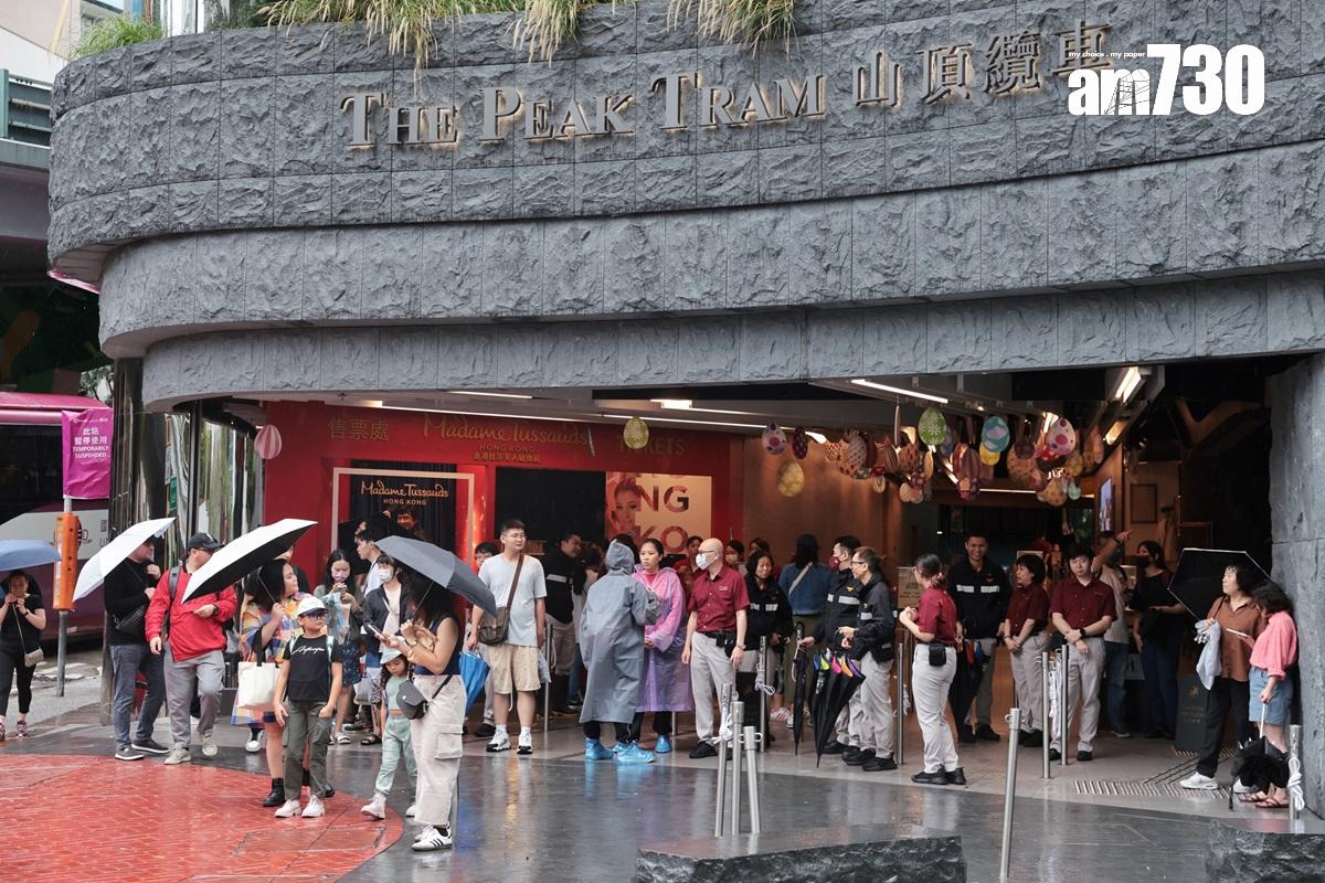 有旅客到纜車站才得悉纜車停駛「摸門釘」。(中通社)