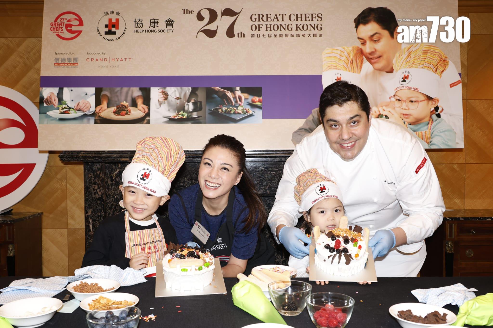 廖碧兒跟小朋友一同整蛋糕。 (林俊源攝)