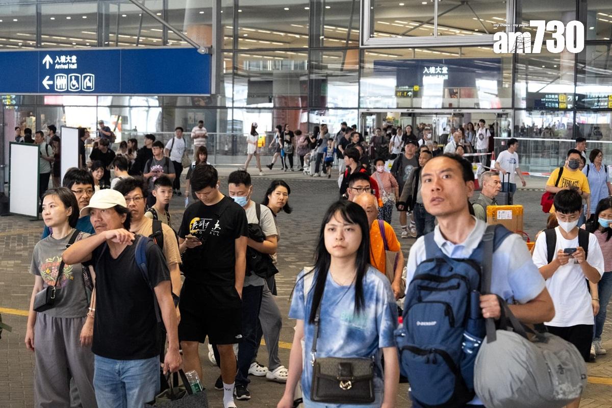 大批港人下午經港珠澳大橋回港。(林靄怡攝)