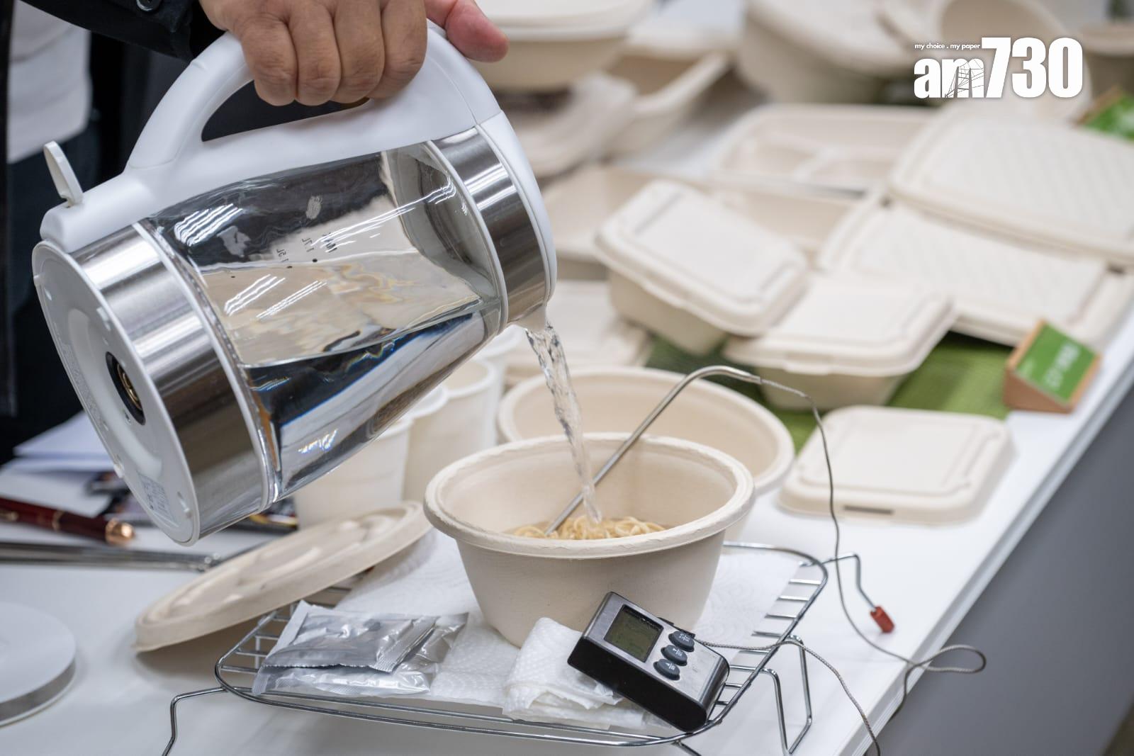 由環保署設立,為飲食業界提供替代膠餐具的產品資訊的「綠色餐具平台」舉行展示會,邀請4間本地環保餐具供應商,向傳媒示範使用部分非塑膠即棄餐具產品。(陳奕釗攝)