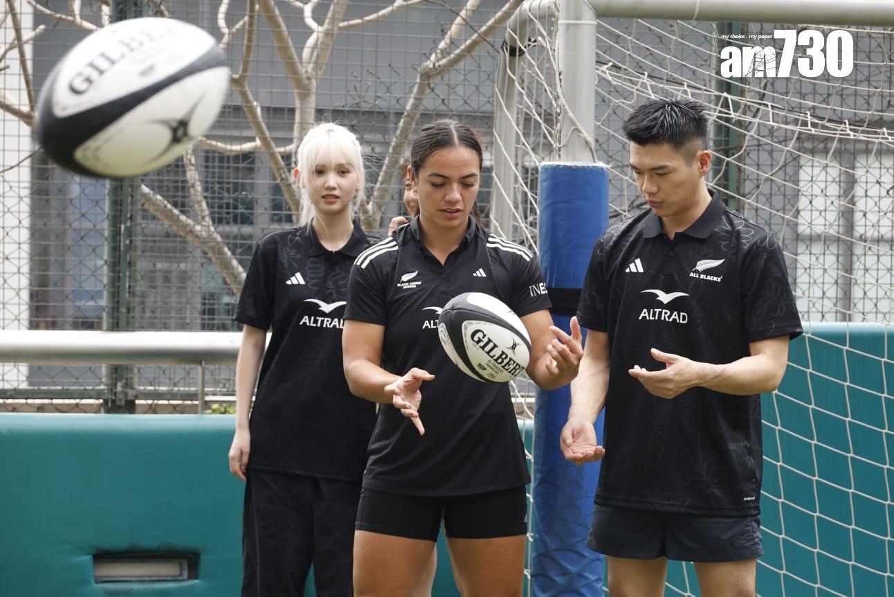 Gigi張蔓姿、Will柯煒林、Nancy歸綽嶢學習基本欖球玩法。 (林俊源攝)