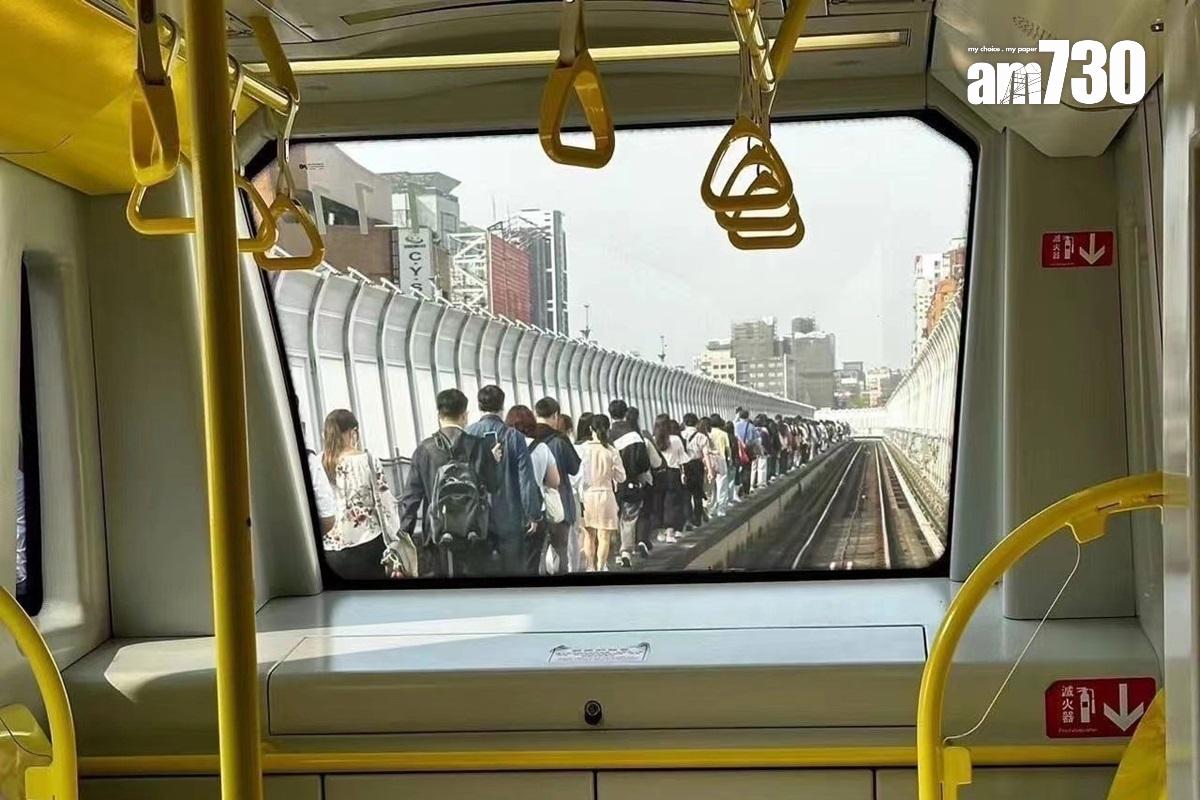 捷運新北環狀線箱梁橋因花蓮地震移位,乘客需要徒步離開。(中通社)