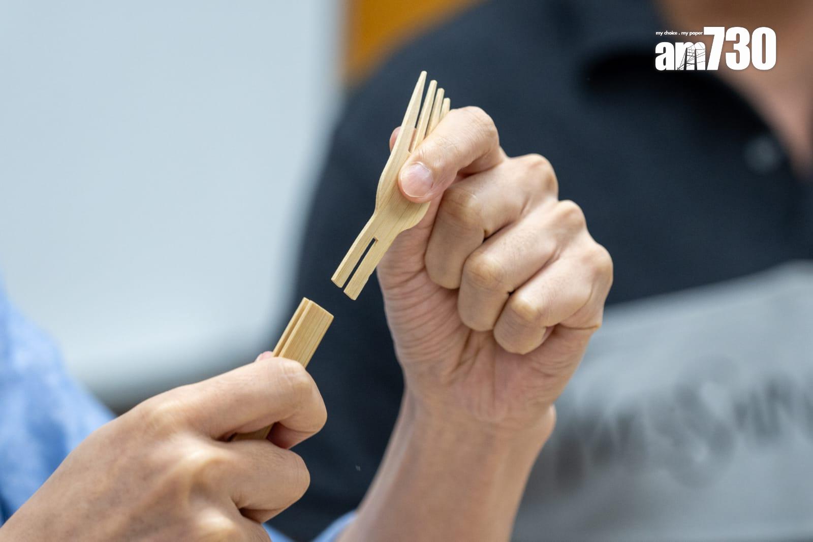 產品供應商示範使用拼接竹餐具「鋸扒」時發生了小插曲,用以輔助的竹叉一分鐘內斷裂兩次,替換後最後要花10多秒方成功鋸開牛扒。(陳奕釗攝)