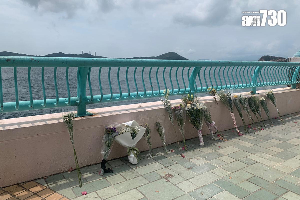 海怡半島岸邊案發現場一帶,續有市民到場向釣魚漢獻花。(吳浩南攝)