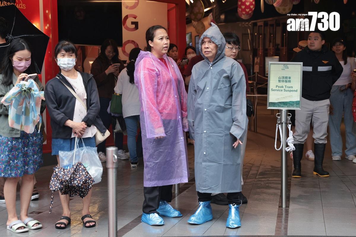 有旅客到纜車站才得悉纜車停駛「摸門釘」。(中通社)