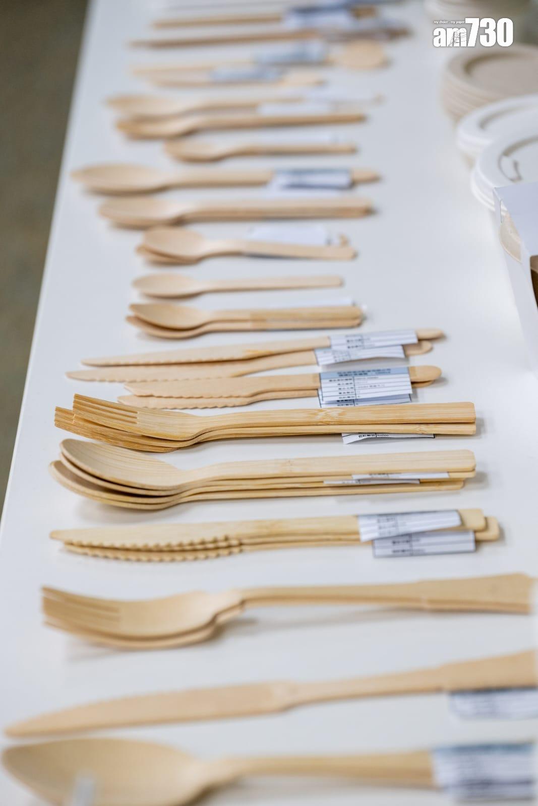 由環保署設立,為飲食業界提供替代膠餐具的產品資訊的「綠色餐具平台」舉行展示會,邀請4間本地環保餐具供應商,向傳媒示範使用部分非塑膠即棄餐具產品。(陳奕釗攝)