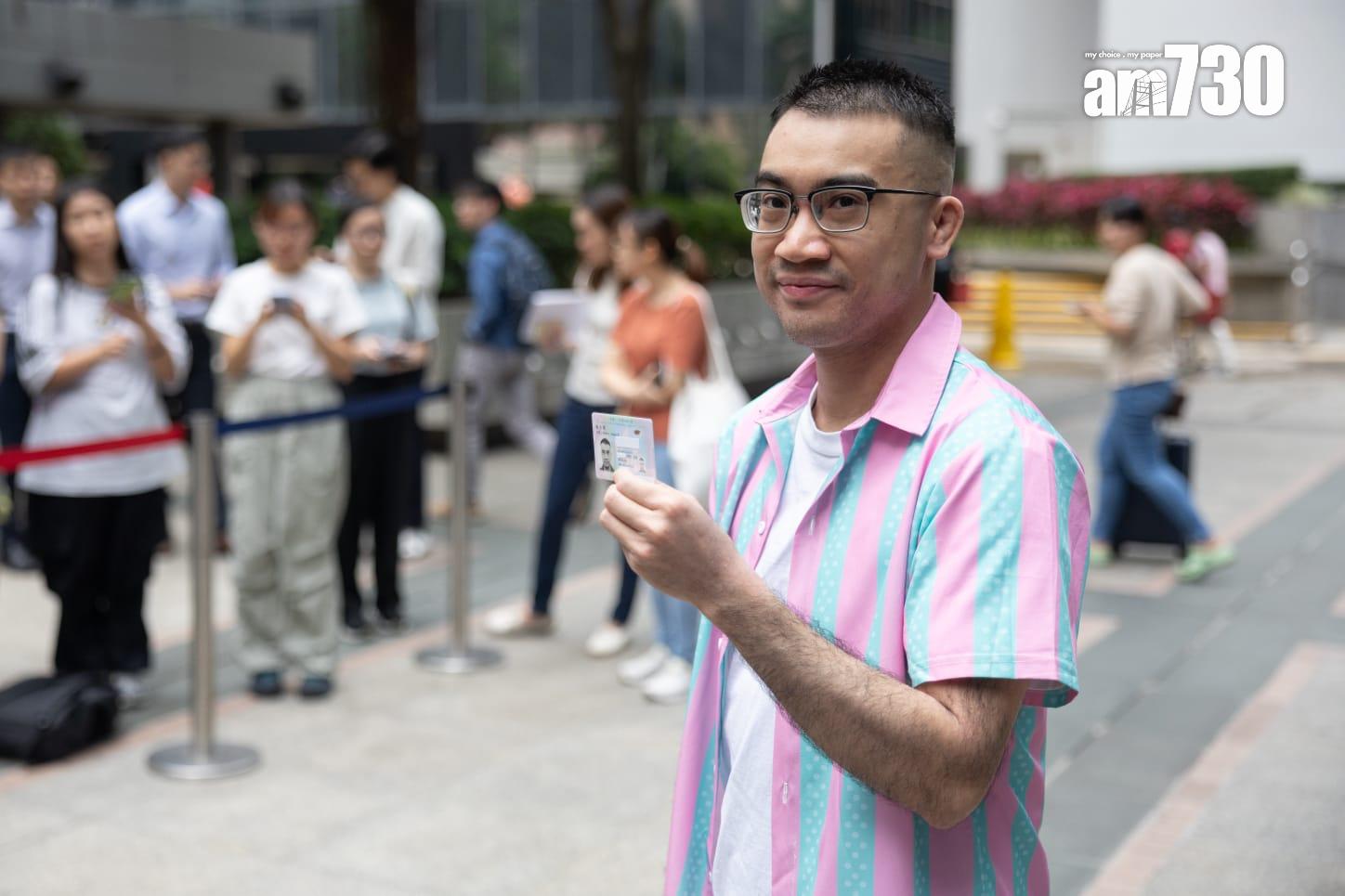 跨性別人士謝浩霖領取男性新身份證。(蘇文傑攝)