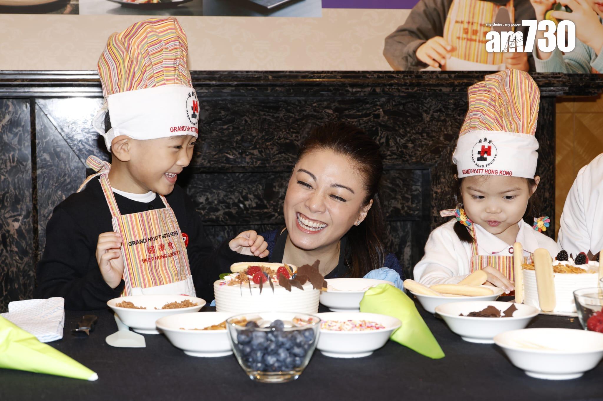 廖碧兒跟小朋友一同整蛋糕。 (林俊源攝)