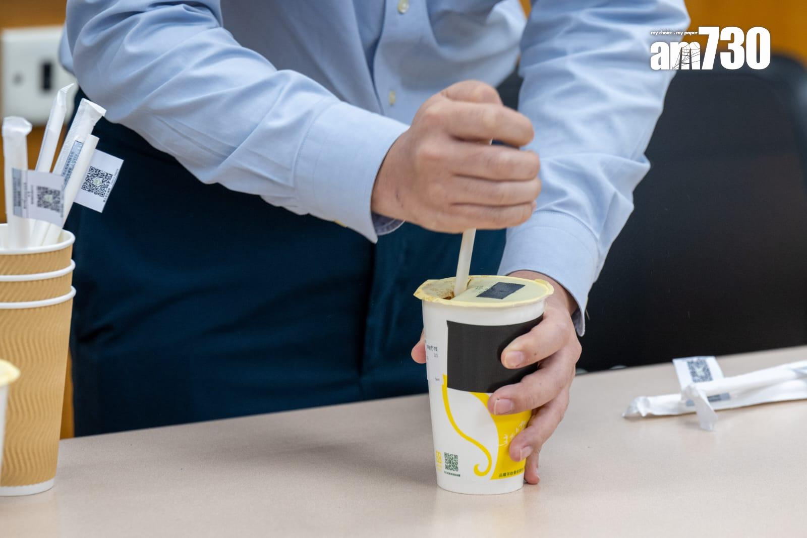 由環保署設立,為飲食業界提供替代膠餐具的產品資訊的「綠色餐具平台」舉行展示會,邀請4間本地環保餐具供應商,向傳媒示範使用部分非塑膠即棄餐具產品。(陳奕釗攝)