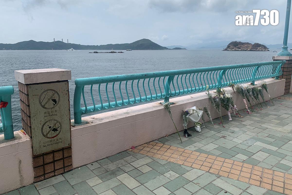 海怡半島岸邊案發現場一帶,續有市民到場向釣魚漢獻花。(吳浩南攝)