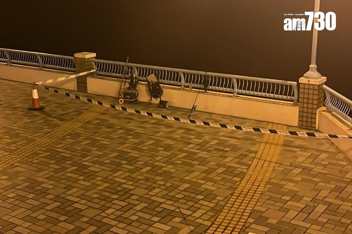 海怡半島岸邊事後遺下釣魚用具,警方封鎖現場調查。(資料圖片/讀者提供)