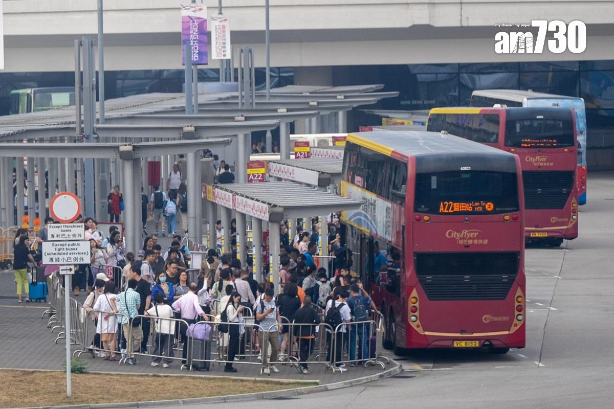 大批港人下午經港珠澳大橋回港,再排隊轉乘巴士返回市區。(林靄怡攝)