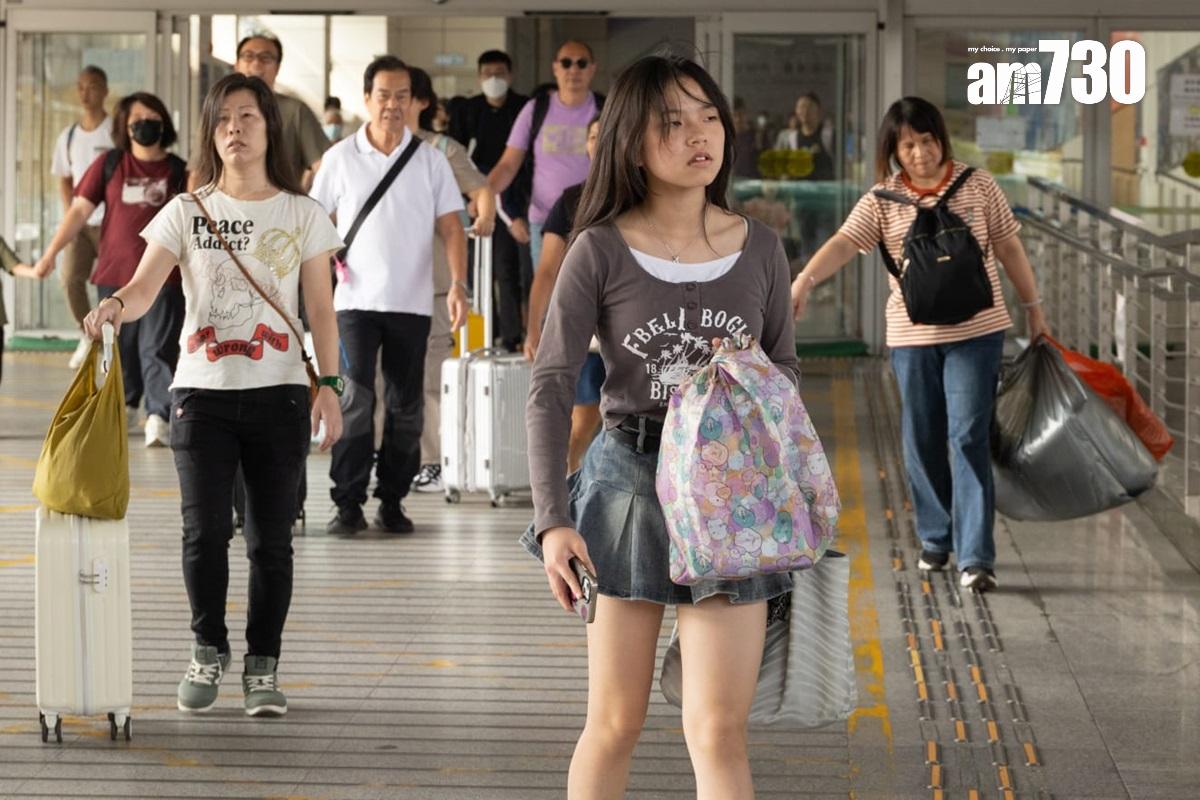 深圳灣管制站在長假期最後一日下午出現回港人潮。(蘇文傑攝)