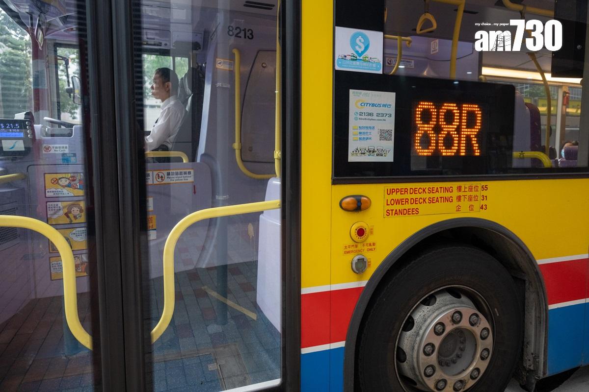 城巴引入的內地車長,按法例只會駕駛非專營巴士的固定路線服務,圖為城巴非專營巴士路線88R。(資料圖片/陳奕釗攝)