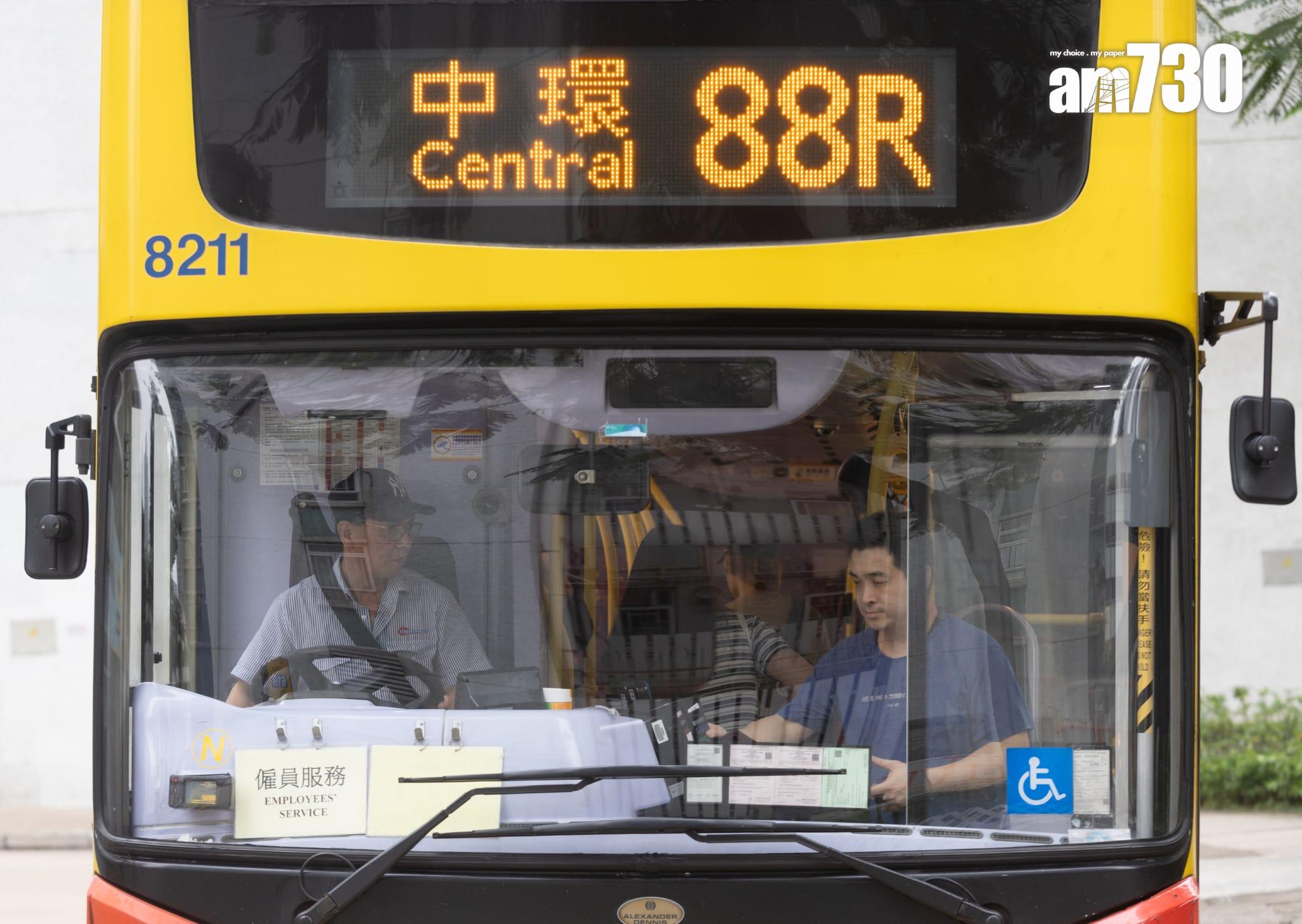 城巴引入的內地車長,按法例只會駕駛非專營巴士的固定路線服務,圖為城巴非專營巴士路線88R。(蘇文傑攝)