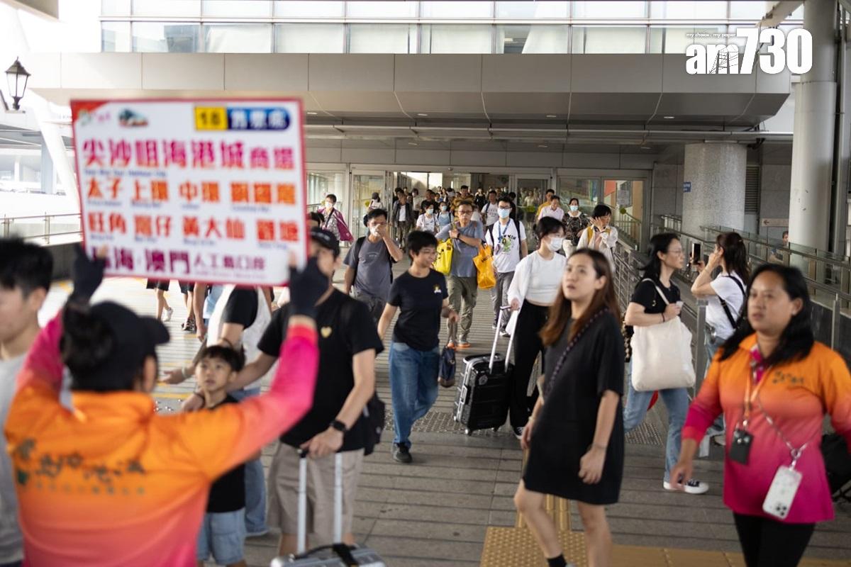 深圳灣管制站在長假期最後一日下午出現回港人潮。(蘇文傑攝)