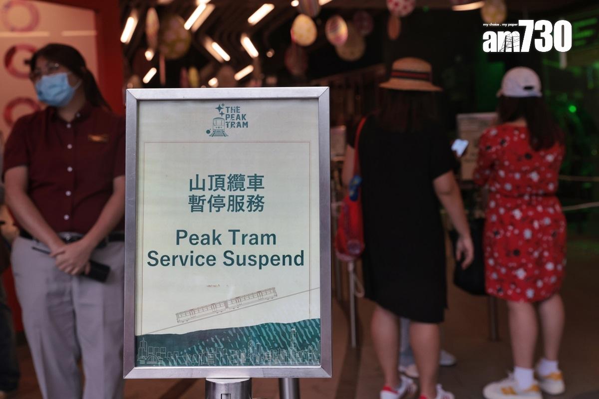 花園道山頂纜車站放有暫停服務告示。(中通社)