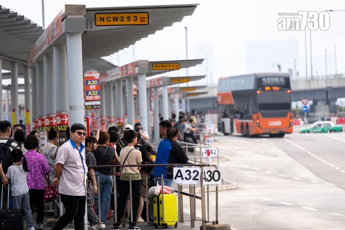 大批港人下午經港珠澳大橋回港,再排隊轉乘巴士返回市區。(林靄怡攝)