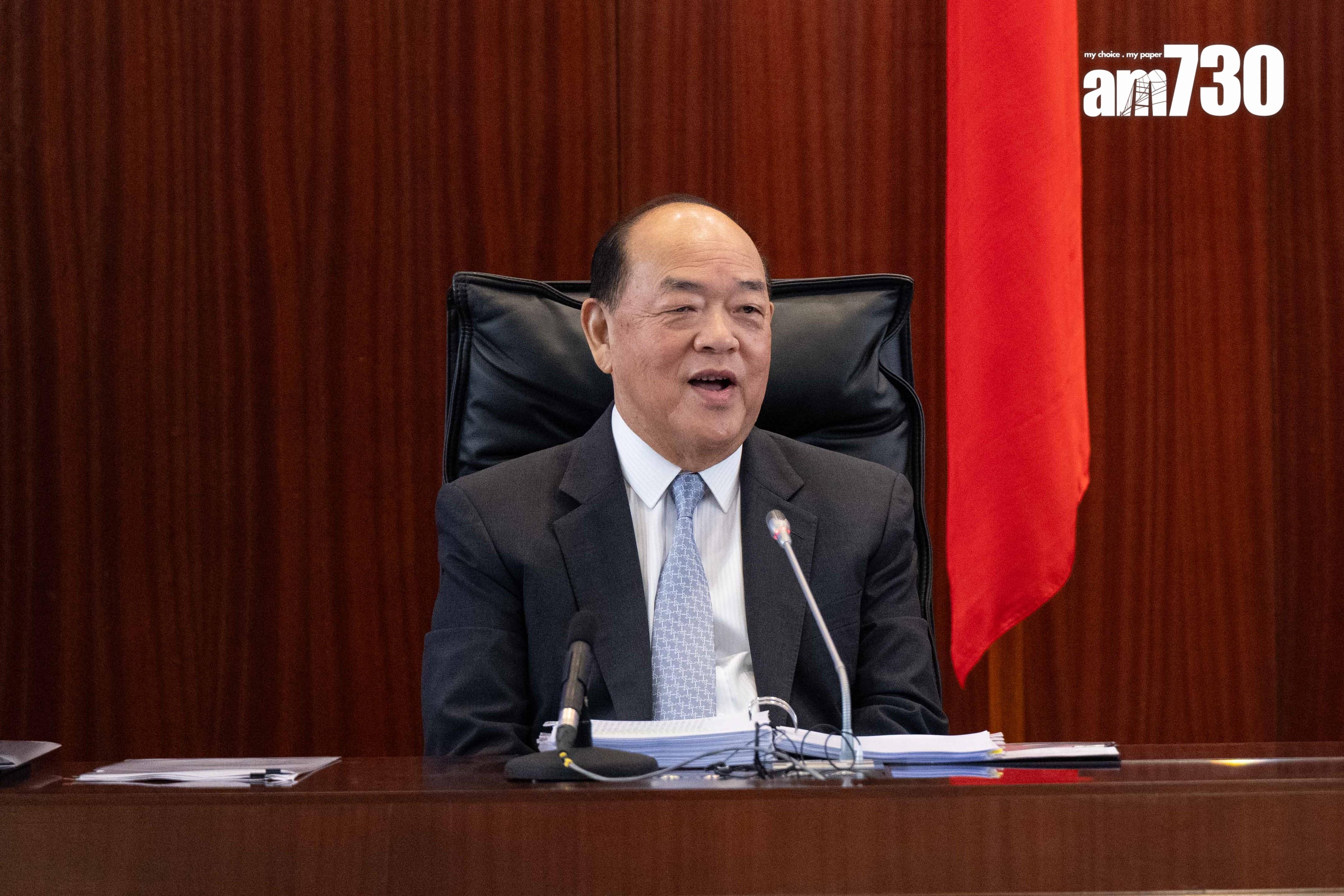 賀一誠呼籲市民留澳消費。(中通社)