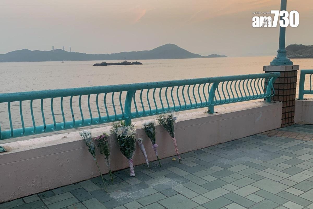 事後有人在現場獻花予捨身救人的釣魚漢「阿良」。(資料圖片/《am730》記者攝)