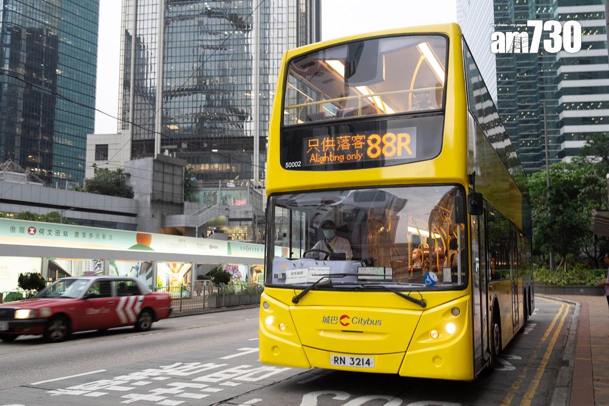 城巴引入的內地車長,按法例只會駕駛非專營巴士的固定路線服務,圖為城巴非專營巴士路線88R。(林靄怡攝)