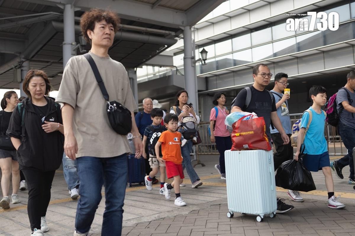 深圳灣管制站在長假期最後一日下午出現回港人潮。(蘇文傑攝)