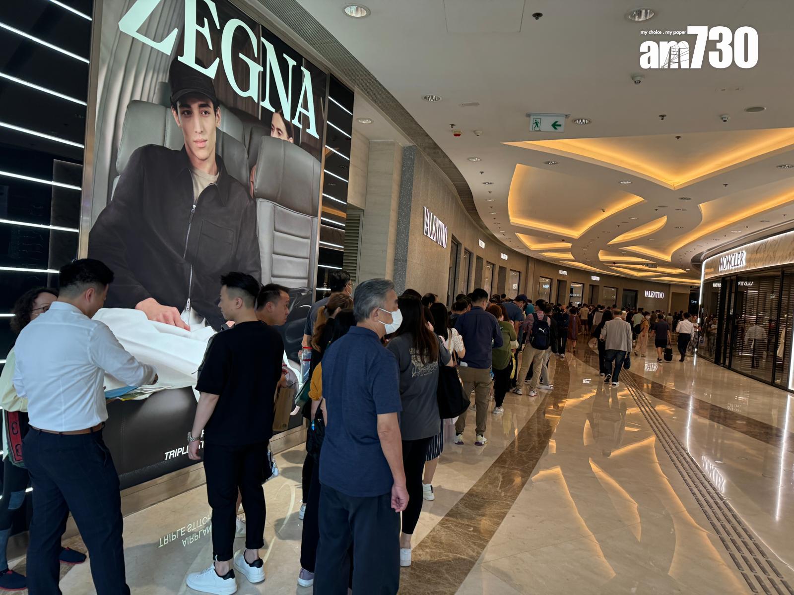 「The YOHO Hub II」今日首輪推售210伙。早上10時起A組買家報到,據現場所見,出現長長的報到人龍,場面十分墟冚。