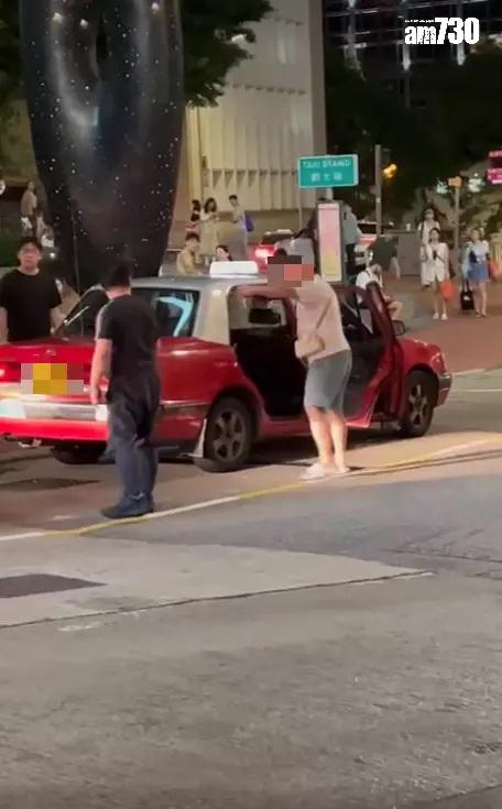 網上熱話|疑拒載遭同行質問 的士司機爆粗咆哮:無微信呀。(網片截圖)