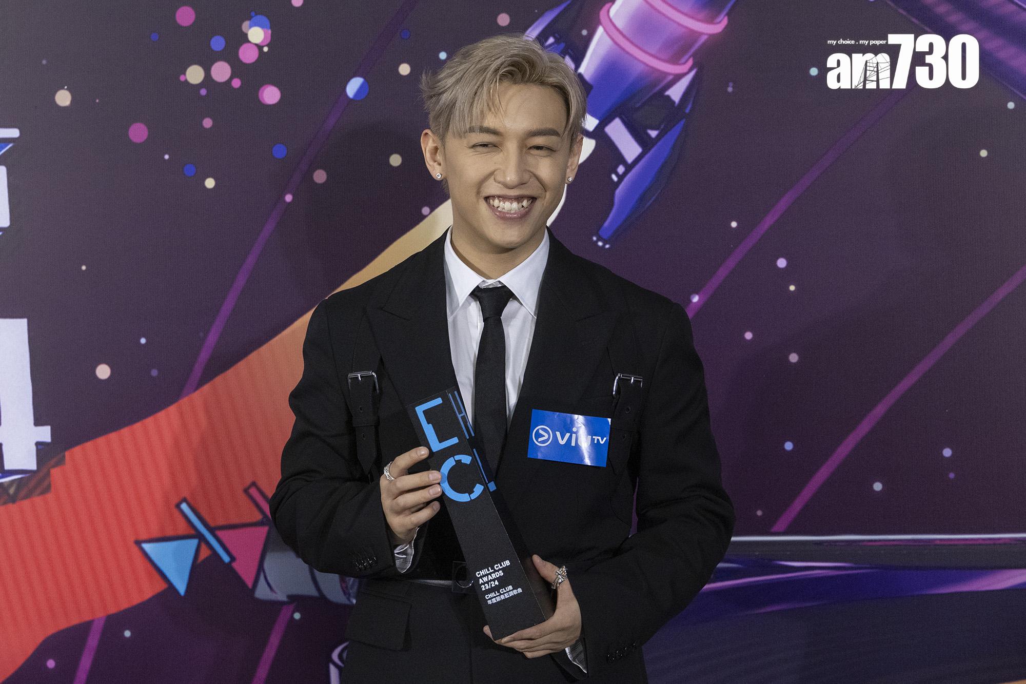 MC張天賦在CHILL CLUB頒獎禮獲得3個獎項,非常興奮。(蘇文傑攝)