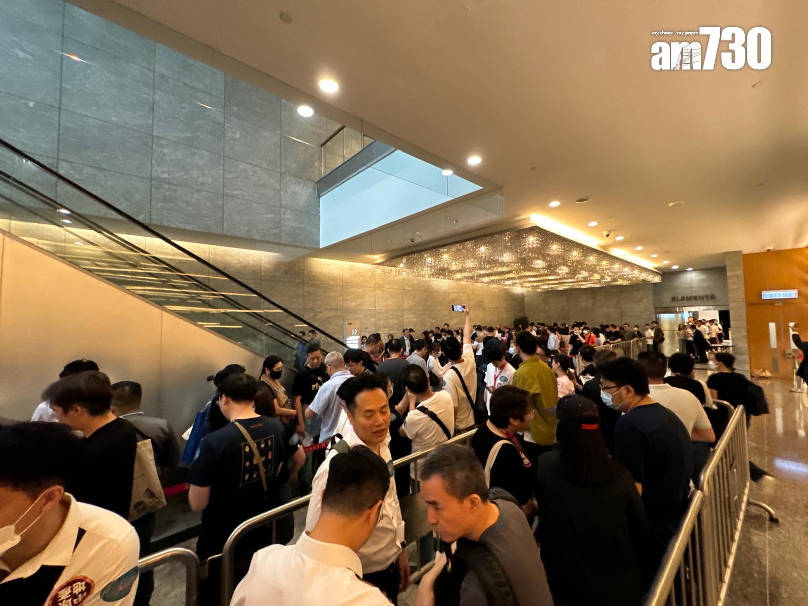 「The YOHO Hub II」今日首輪推售210伙。早上10時起A組買家報到,據現場所見,出現長長的報到人龍,場面十分墟冚。