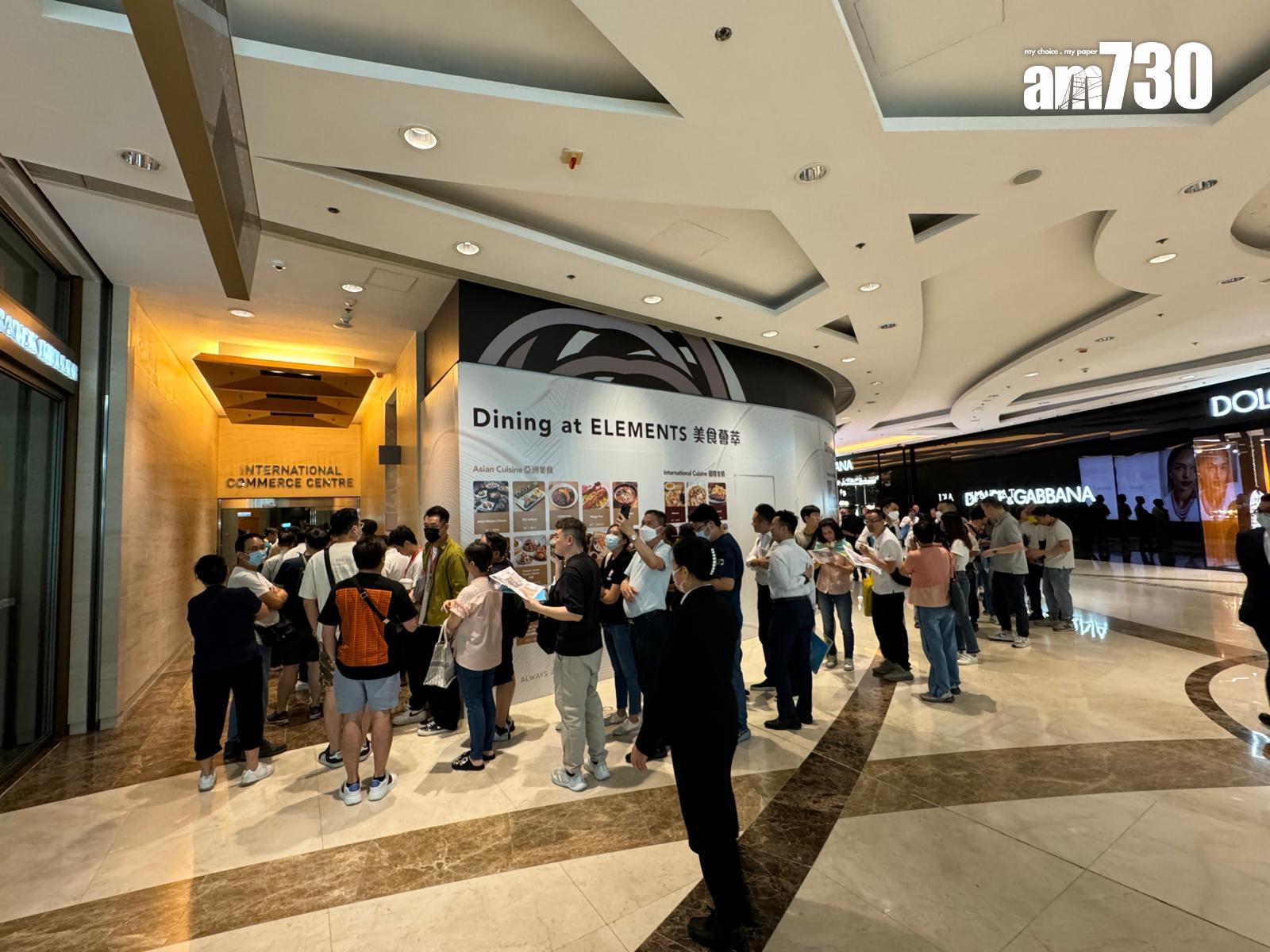 「The YOHO Hub II」今日首輪推售210伙。早上10時起A組買家報到,據現場所見,出現長長的報到人龍,場面十分墟冚。