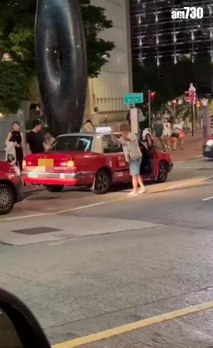 網上熱話|疑拒載遭同行質問 的士司機爆粗咆哮:無微信呀。(網片截圖)