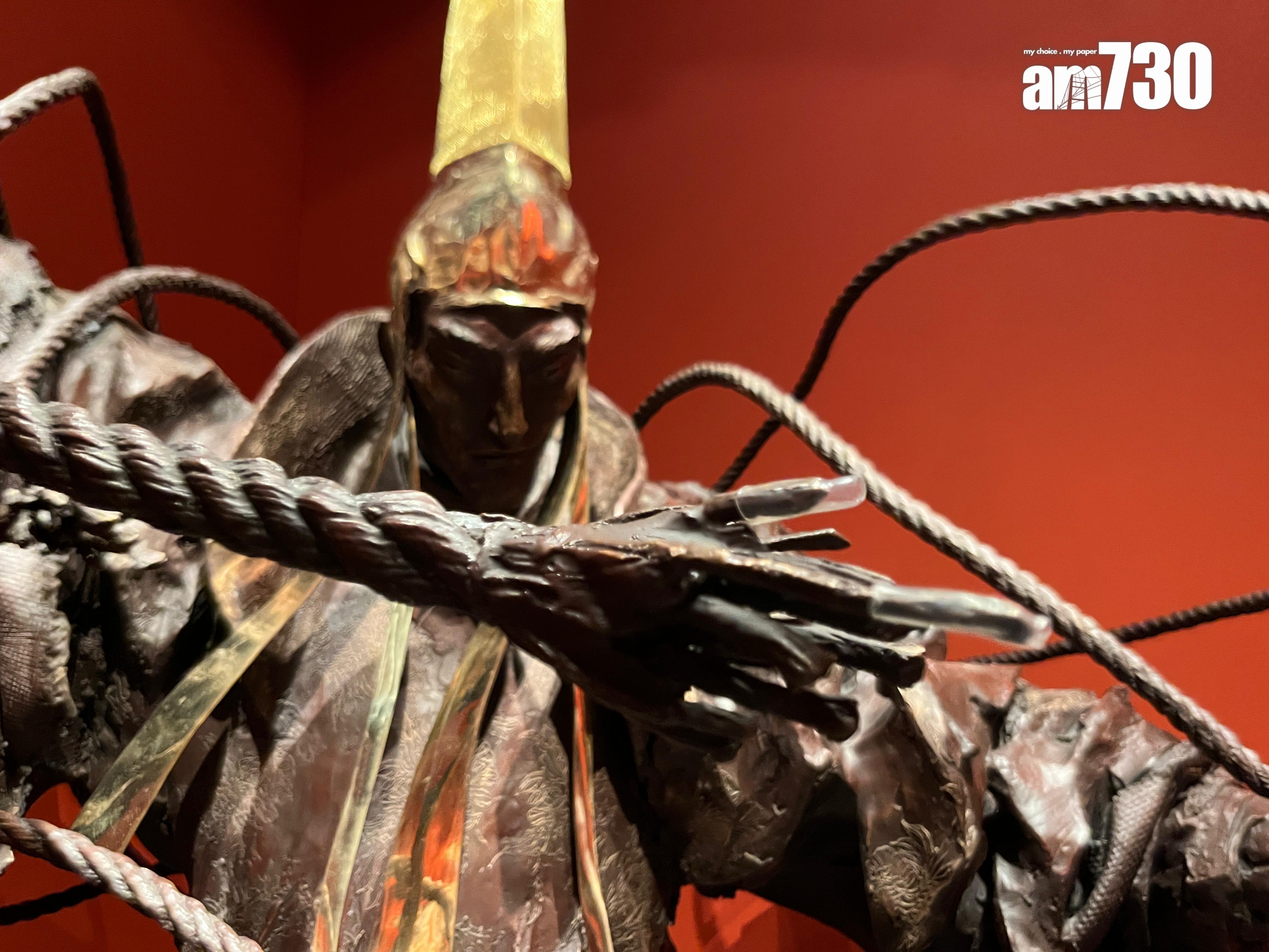 成為文化博物館館長後,鄧民亮趕上金庸百年誕辰這個「百年盛事」,並在近日舉辦「俠之大者— 金庸百年誕辰紀念.任哲雕塑展」,覺得「自己同金庸冥冥中都好似有啲聯繫咁」。(陳詠琳攝)