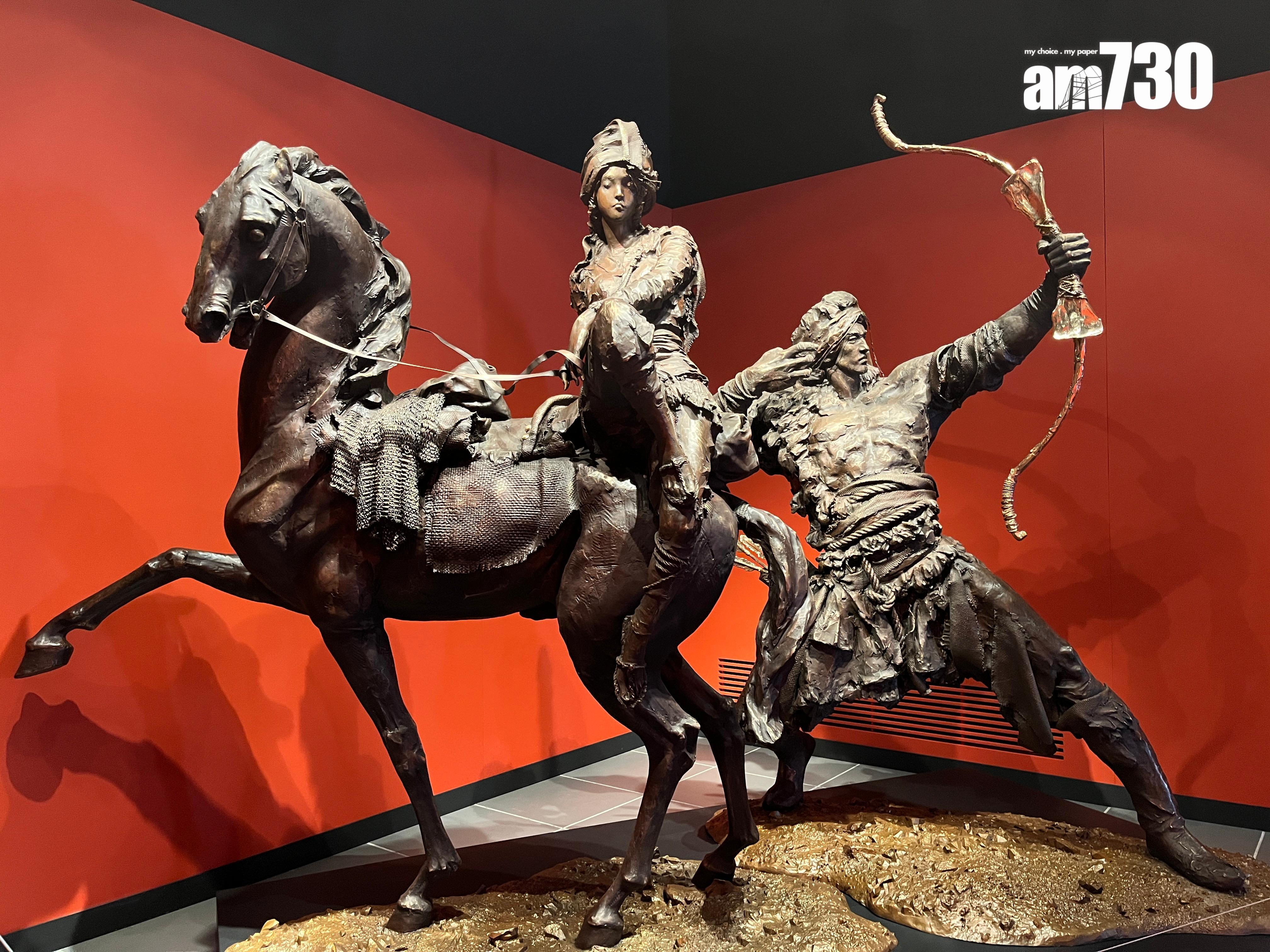 成為文化博物館館長後,鄧民亮趕上金庸百年誕辰這個「百年盛事」,並在近日舉辦「俠之大者— 金庸百年誕辰紀念.任哲雕塑展」,覺得「自己同金庸冥冥中都好似有啲聯繫咁」。(陳詠琳攝)