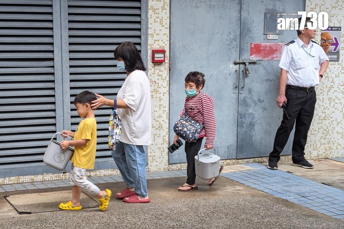 有公共屋邨居民到場領取家居廚餘桶。(羅庸軒攝)