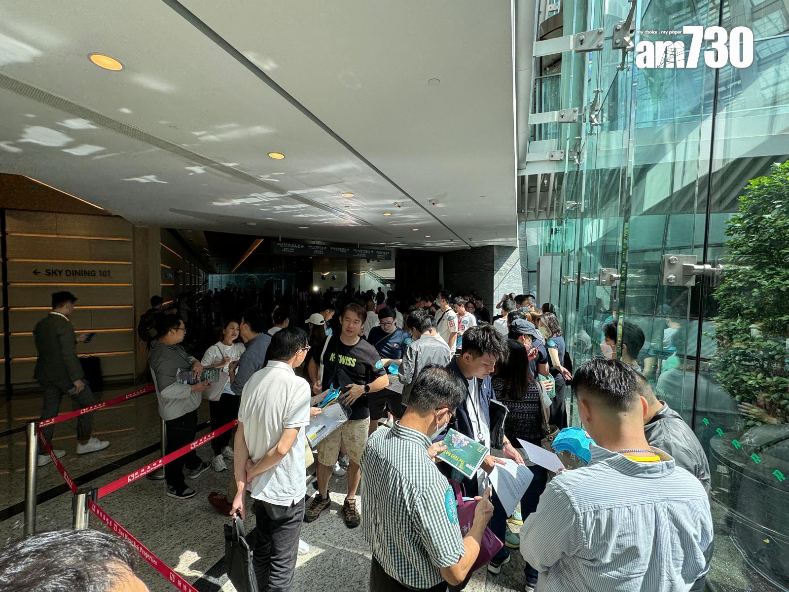 「The YOHO Hub II」今日首輪推售210伙。早上10時起A組買家報到,據現場所見,出現長長的報到人龍,場面十分墟冚。