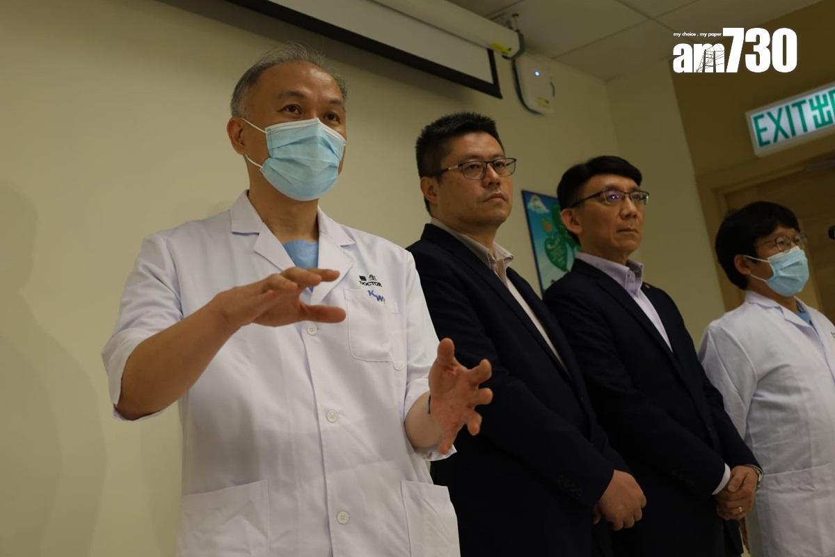 練偉雄(左一)示範病人服務助理當時如何固定女童頭部。(鍾式明攝)