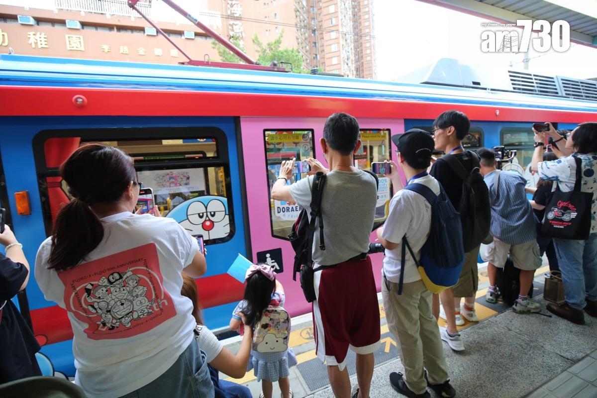 多啦A夢主題輕鐵列車車門設計成「隨意門」。(董立華攝)