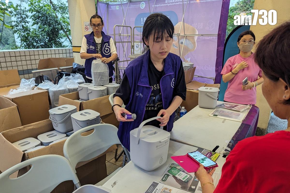 居民領取家居廚餘桶時要出示「綠綠賞」會員頁面。(羅庸軒攝)