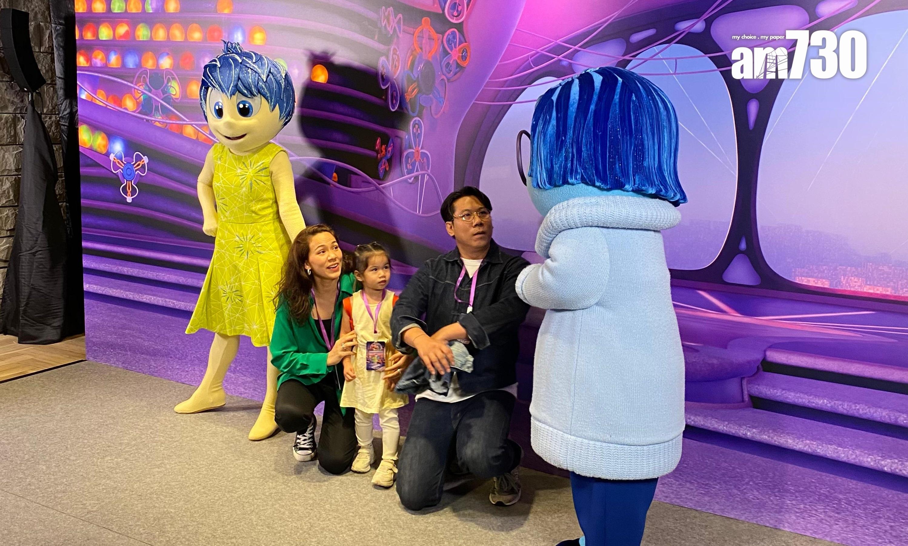 韋羅莎一家三口現身,搵阿樂、阿愁開心集郵。