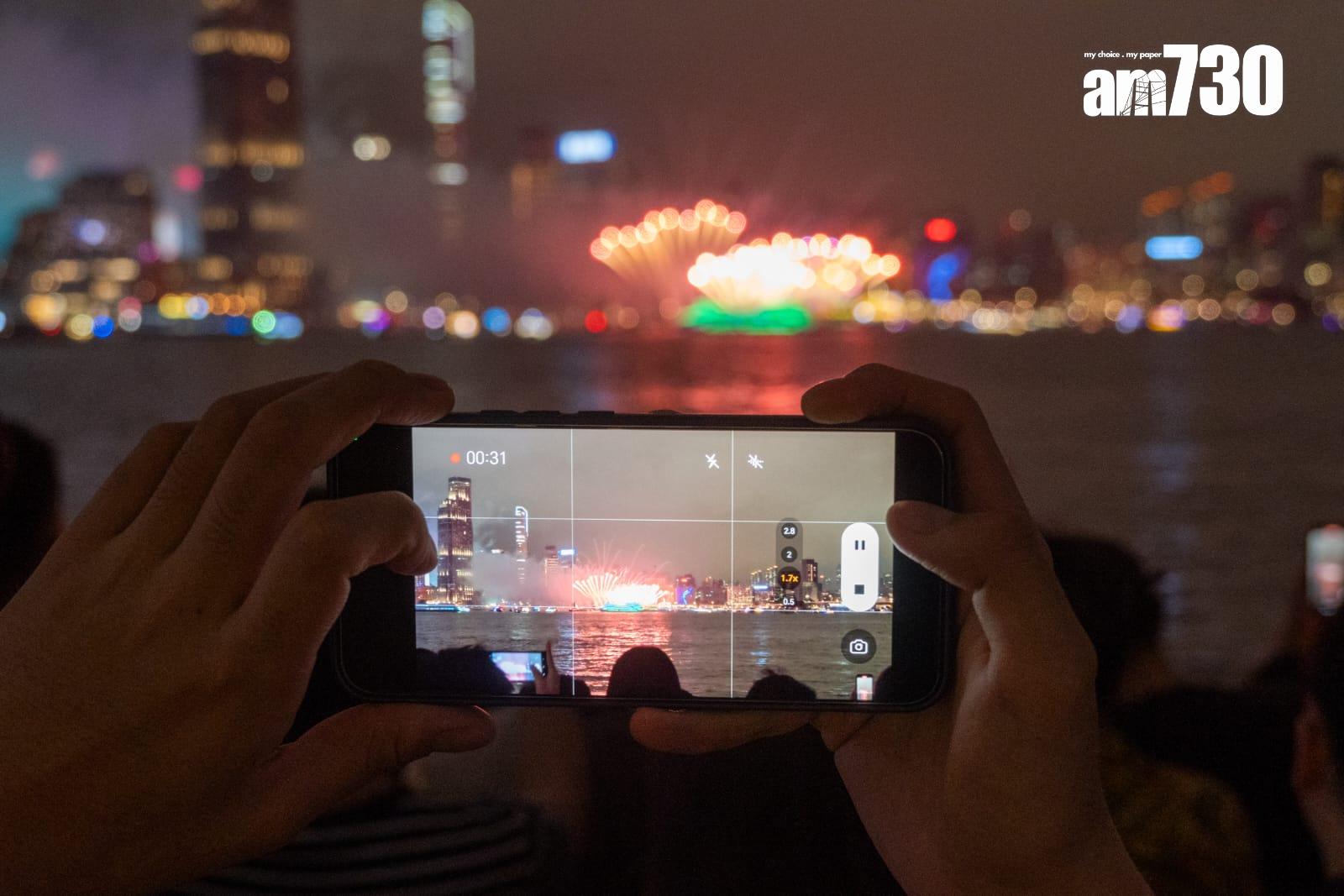 維港煙火表演如期舉行 (陳奕釗攝)