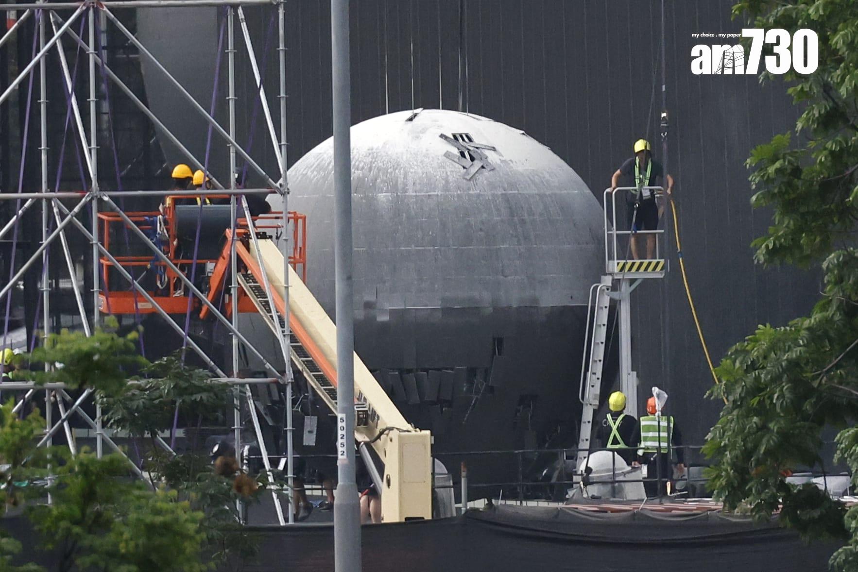 五月天一個舞台裝置起火,工作人員拆下來檢查。(林俊源攝)