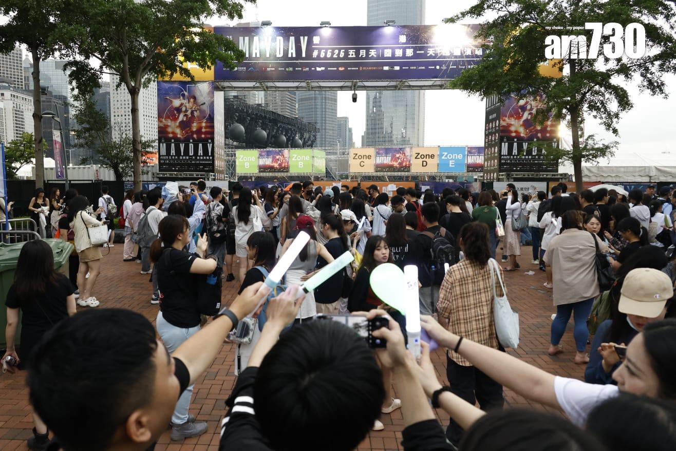 五月天香港演唱會第二場,不少粉絲哭了。(林俊源攝)