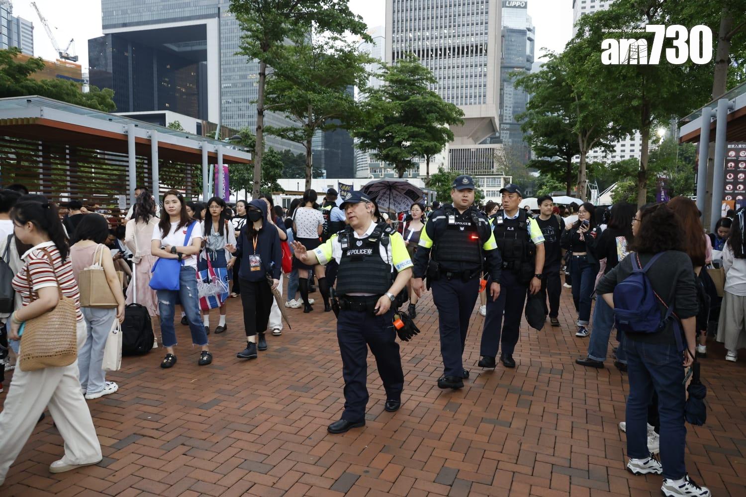 五月天香港演唱會第二場,不少粉絲哭了。(林俊源攝)