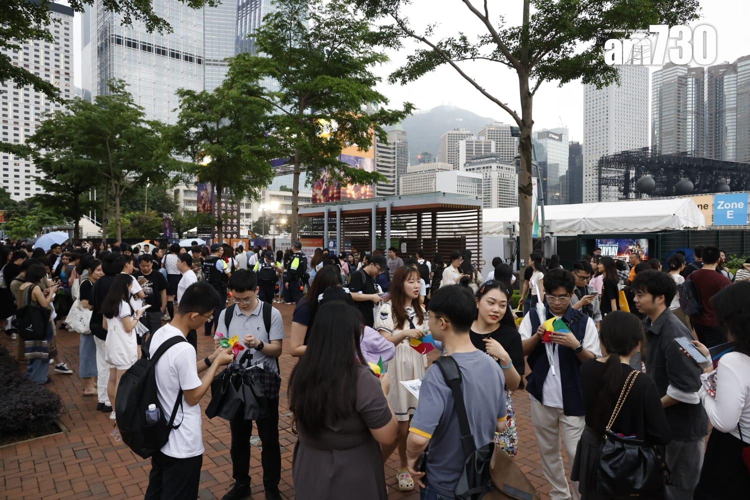 五月天香港演唱會第二場,不少粉絲哭了。(林俊源攝)