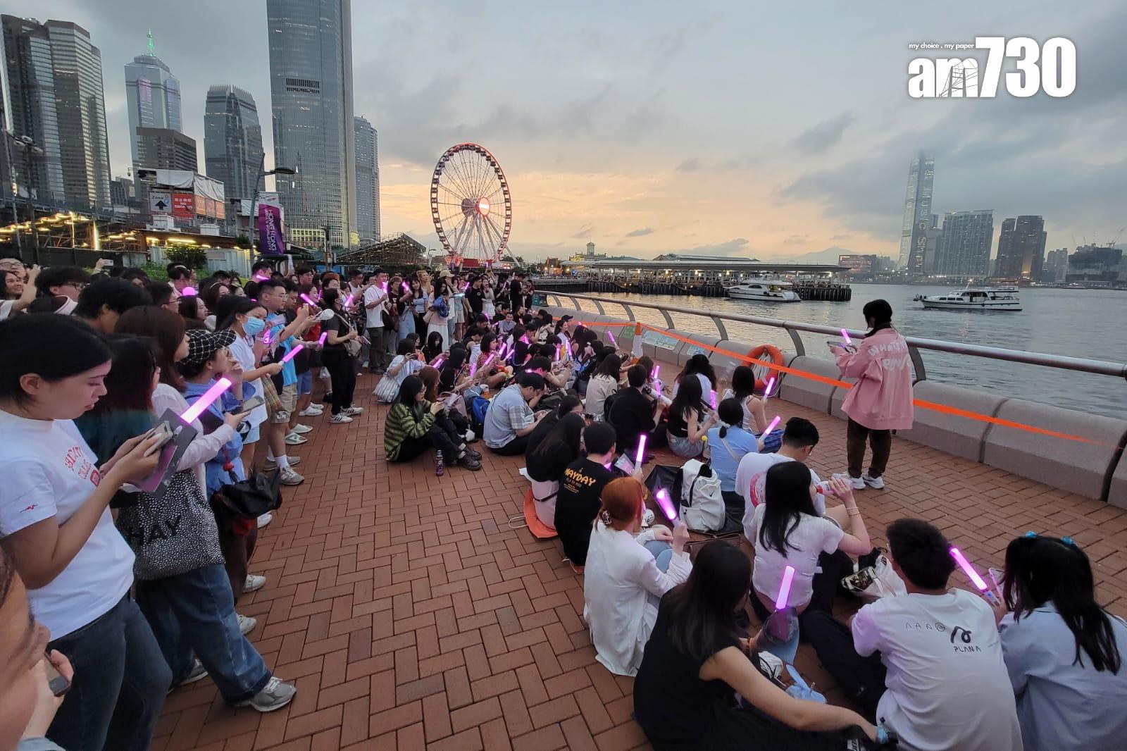 有一批fans到海旁坐下並大合唱《OAOA》。(林俊源攝)