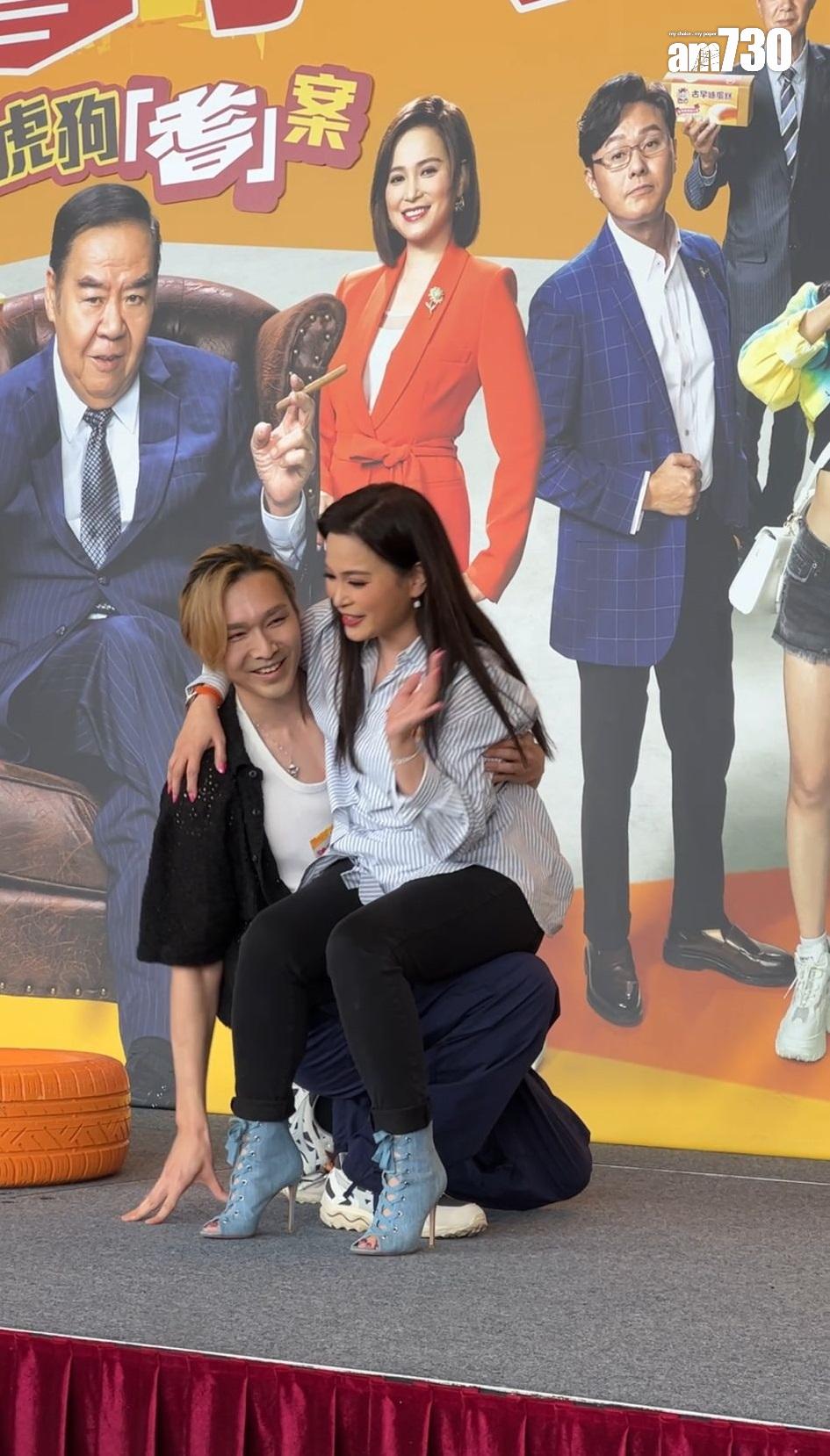 吳子沖更細心整個人跪下才放低樊亦敏。