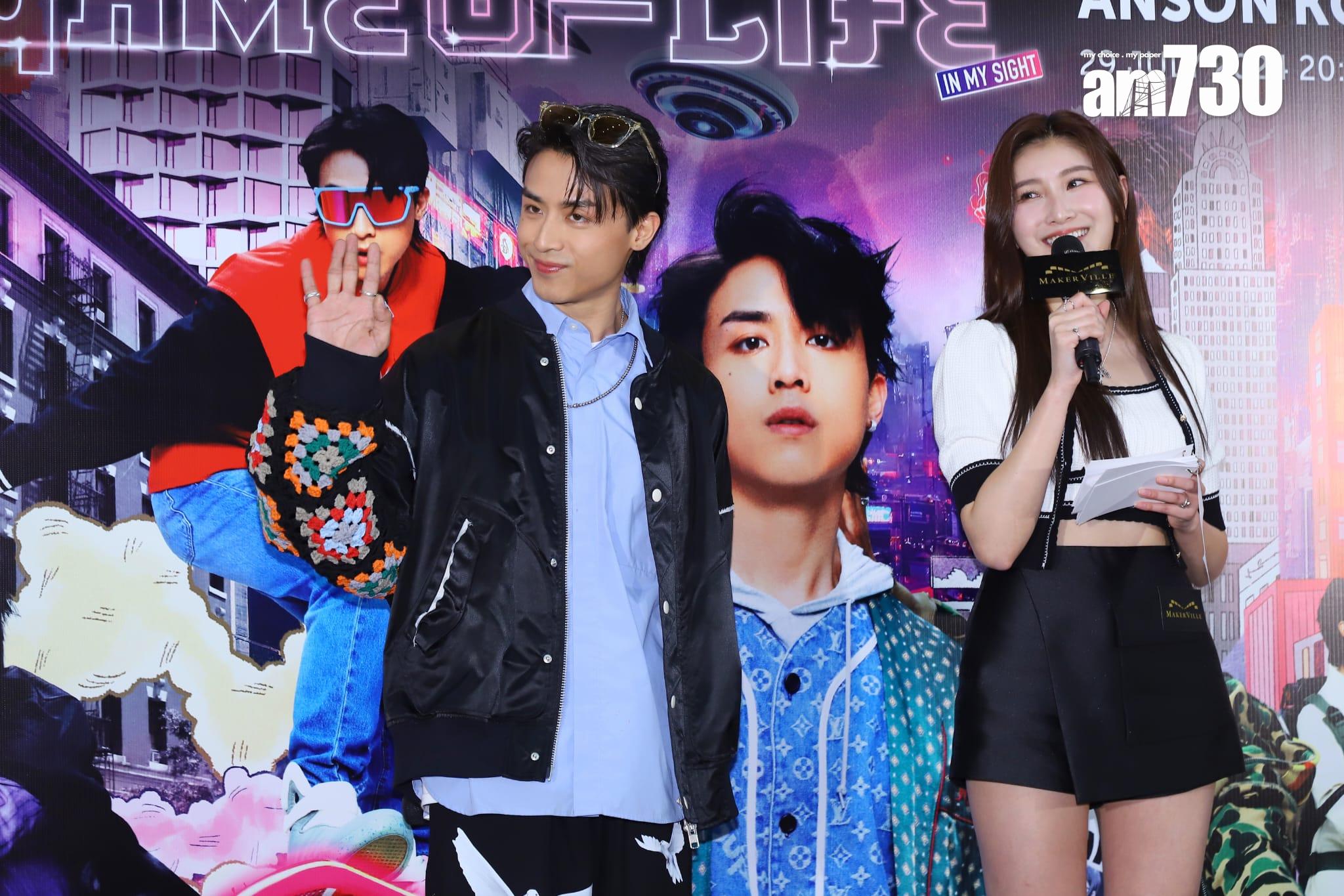 AK今日在記者會上宣布將於7月29日舉行首個個人演唱會,大批粉絲塞滿商場。(羅錦鴻攝)