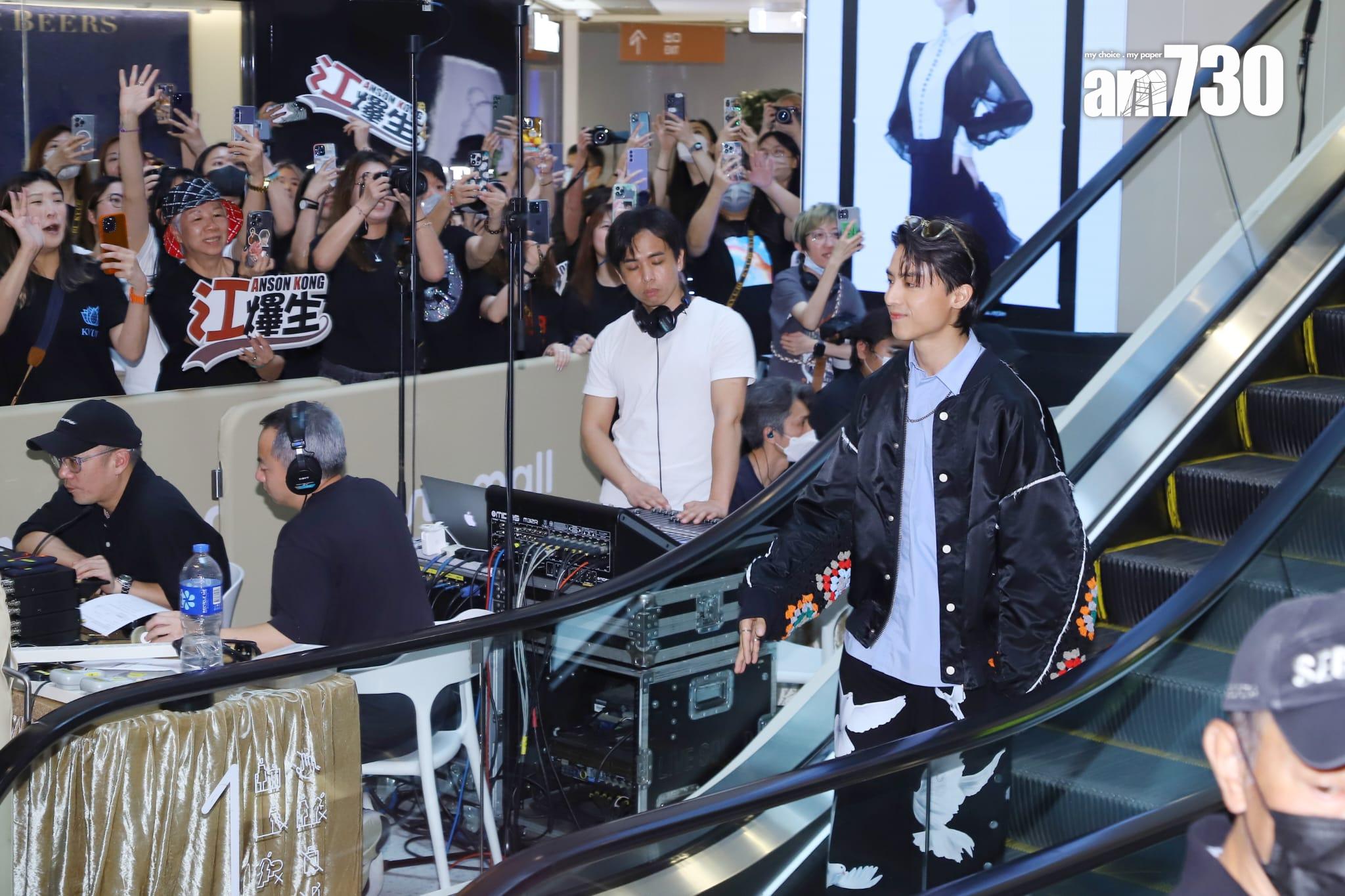 AK今日在記者會上宣布將於7月29日舉行首個個人演唱會,大批粉絲塞滿商場。(羅錦鴻攝)