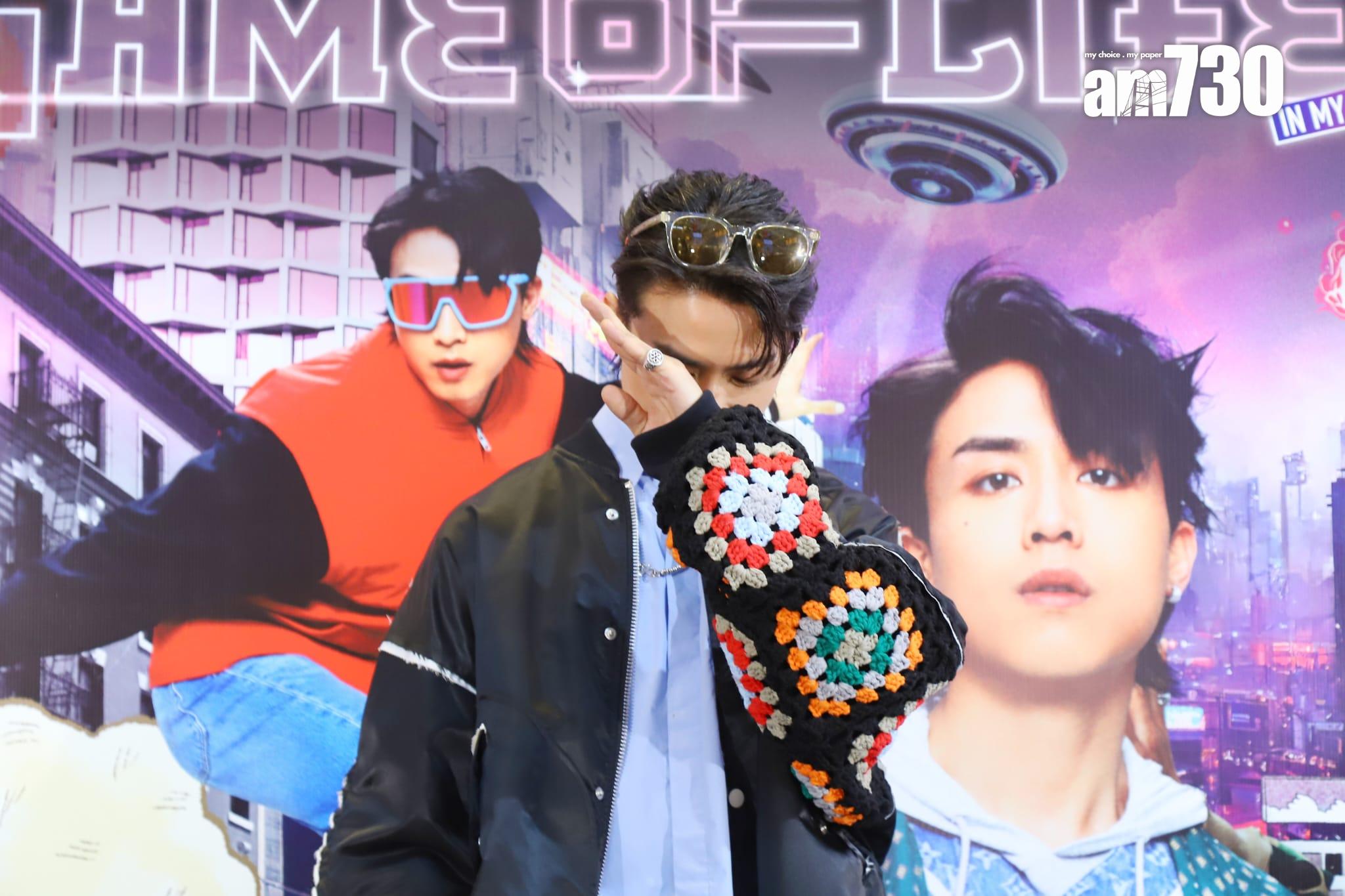 AK擺出當年參加《全民造星》時的招牌動作。(羅錦鴻攝)